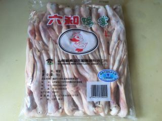 1、绝味鸭爪(卤鸭爪),准备主角:鸭爪,至于需要我一般随意,只是喜欢选购超市里的鸭爪