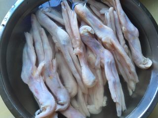2、绝味鸭爪(卤鸭爪),解冻清洗:鸭爪基本解冻后,清洗鸭爪,个人有洁癖,需要把“指甲”剪掉,修剪下爪中心