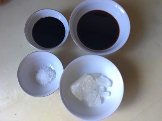 6、绝味鸭爪(卤鸭爪),准备调料三:用于卤味调味,小碗是老抽,大的是生抽,右下角是冰糖,给大家一个参考