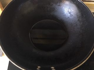 11、绝味鸭爪(卤鸭爪),开火烧热锅,倒入色拉油,这就是热锅冷油吧