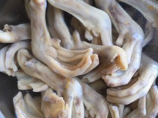 9、绝味鸭爪(卤鸭爪),血沫基本捞完后,关火,捞出鸭爪放入冷水了,这样吃起来的鸭爪更有嚼劲