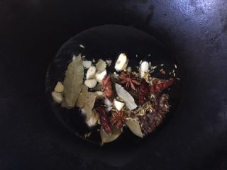 12、绝味鸭爪(卤鸭爪),在热锅冷油中倒入调料二,炒香