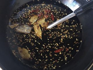 13、绝味鸭爪(卤鸭爪),炒香后加入调料三(这里可不加或者少加盐,以免加了生抽后味道会较咸),加入冷水煮开