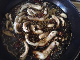 14、绝味鸭爪(卤鸭爪),待水开后加入鸭爪,以汤水盖过鸭爪为标准,如果水少了就再加点热水就可以了,再大火煮开,离美味的距离越来越近了????