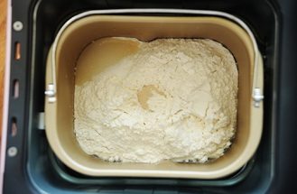 1、秋葵培根鸡蛋三明治,洋葱芝士培根吐司的制作：面包桶内先放入水、鸡蛋，再放入高筋面粉、酵母、糖、盐，选择01欧式/柔软模式，重量750g，烧色中，进行制作；