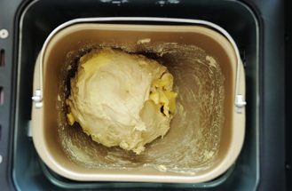 2、秋葵培根鸡蛋三明治,第二次醒面结束后，放入黄油，进行第三次揉面；