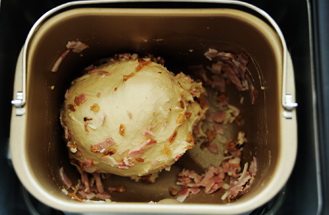 3、秋葵培根鸡蛋三明治,第四次揉面发出蜂鸣声时，放入洋葱酥、培根碎和奶酪碎；