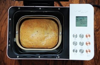 4、秋葵培根鸡蛋三明治,面包烘烤结束后，面包机会发出蜂鸣声，将面包立刻从面包桶中取出，放在烤网上晾凉即可；