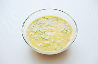 5、秋葵培根鸡蛋三明治,鸡蛋打散，加入一点点盐搅匀，加入切碎的培根和切片的秋葵搅匀；