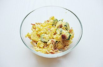 6、秋葵培根鸡蛋三明治,锅内放入油，倒入步骤5的蛋液炒散；