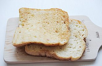 7、秋葵培根鸡蛋三明治,吐司切片，放入锅内煎脆也可以不煎；