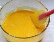 3、蔓越莓蛋糕卷,低粉过筛在蛋黄糊里，切拌均匀搁置一旁待用