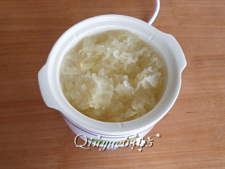 4、冰糖银耳炖木瓜#健康美颜餐#,银耳炖至粘稠、出胶（时间根据自己家厨具掌握）