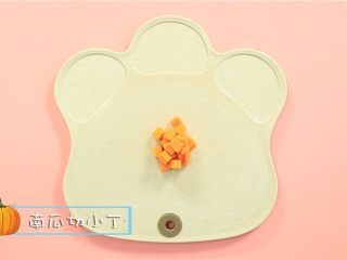 1、酸奶南瓜蒸蛋糕,南瓜去皮去瓤后切成小块 。