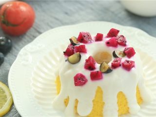 2、酸奶南瓜蒸蛋糕,12个月以上的宝宝可以淋上酸奶，味道会更赞哦~