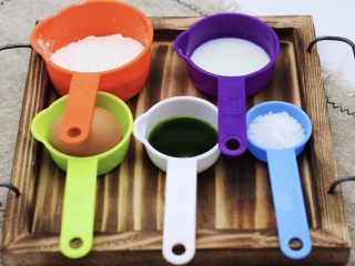 1、清新蕾丝蛋卷,准备好所有食材