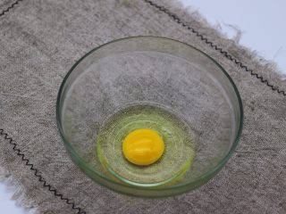 2、清新蕾丝蛋卷,取一个深一点的碗，打散一个鸡蛋