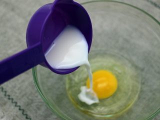 3、清新蕾丝蛋卷,加入牛奶