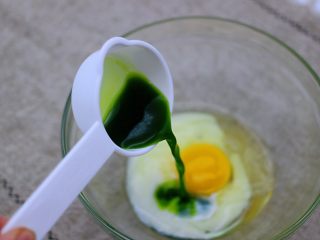 4、清新蕾丝蛋卷,再加入麦青汁