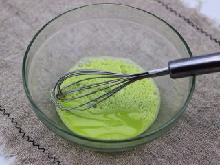 5、清新蕾丝蛋卷,用手动打蛋器搅打蛋液