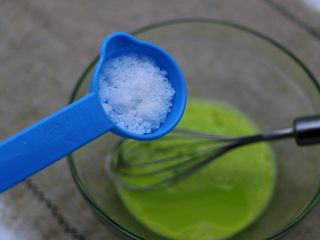 6、清新蕾丝蛋卷,待把蛋液搅拌好以后、加入白糖