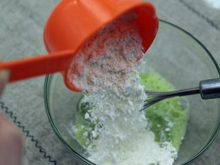 7、清新蕾丝蛋卷,再加入过筛的低筋面粉