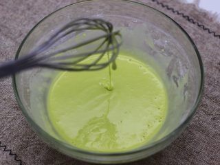 8、清新蕾丝蛋卷,继续用手动打蛋器搅拌、直至面糊无颗粒状态、用手动打蛋器提起、面糊是呈流动状态即可、静止10分钟左右