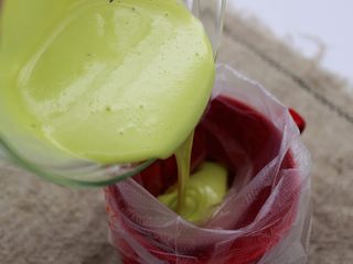 9、清新蕾丝蛋卷,静止好的面糊倒入裱花袋里