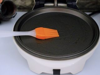 10、清新蕾丝蛋卷,多功能华夫机提前预热后、用硅胶刷蘸少许花生油抹匀锅盘