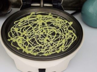 11、清新蕾丝蛋卷,把裱花袋剪一个小口、往锅里不规则的画圈圈、看到面糊凝固即可（不要过火、过火了会一卷就碎了）