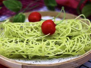 12、清新蕾丝蛋卷,把凝固好的蛋卷从头卷到尾即可