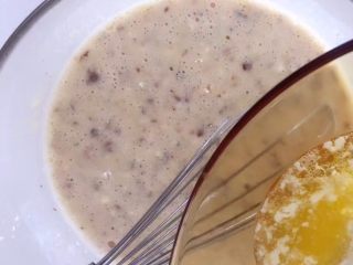 5、瑞典风味香蕉榛子酱薄饼-带着宝宝吃遍全球......,用低温在小锅中融化10g黄油，加入大碗中，搅拌均匀。