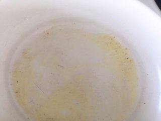 7、瑞典风味香蕉榛子酱薄饼-带着宝宝吃遍全球......,中温预热煎锅（直径约26厘米），放入少许黄油，将其融化。