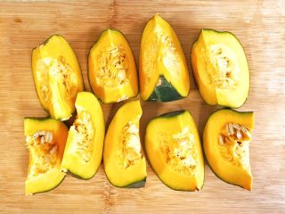 2、金灿灿的黄金南瓜豆沙馒头,控干水分后，切开