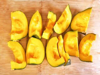 3、金灿灿的黄金南瓜豆沙馒头,去除南瓜鞅和种子