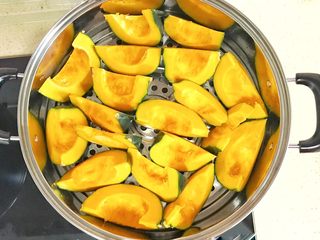 4、金灿灿的黄金南瓜豆沙馒头,摆放进蒸锅、开火蒸熟，大火烧开后，大约10分钟就可以蒸熟了