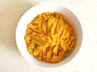 6、金灿灿的黄金南瓜豆沙馒头,将已经蒸熟的南瓜，去皮取肉，用刮刀按压几下就成泥了，不需要搅拌机再搅拌的