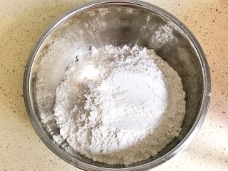 7、金灿灿的黄金南瓜豆沙馒头,开始调面吧，酵母、南瓜泥和面粉，承重后，放一起