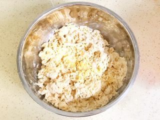 8、金灿灿的黄金南瓜豆沙馒头,不要再加水哦，完全用南瓜泥调面，用手搓揉成面絮儿，可以根据经验判断南瓜泥是否合适，如果感觉会面硬，再适当加些许南瓜泥