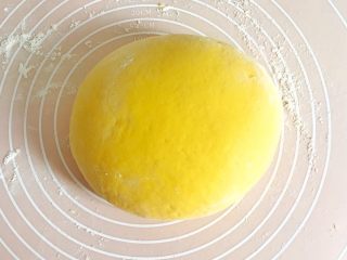 10、金灿灿的黄金南瓜豆沙馒头,判别戗面是否到位的标准是看面团是否揉到光滑细腻，这是决定后期整形制作的馒头是否光滑细嫩的保证