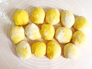 11、金灿灿的黄金南瓜豆沙馒头,揉光滑后的面团，按照每个74克左右，均分14个