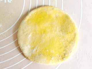 12、金灿灿的黄金南瓜豆沙馒头,取其中一个面团，用擀面杖擀成中间厚、四周薄的面皮