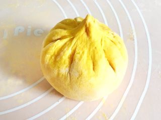 14、金灿灿的黄金南瓜豆沙馒头,一定要捏紧了哦