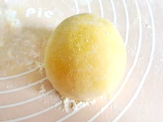 15、金灿灿的黄金南瓜豆沙馒头,翻过来，借助案板，团成圆形，成一个馒头