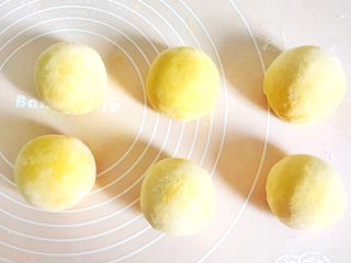 16、金灿灿的黄金南瓜豆沙馒头,依此包法，全部包好