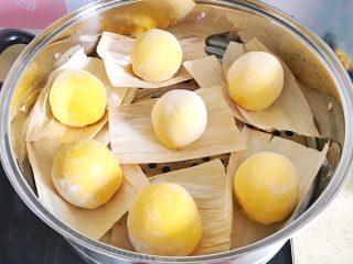 17、金灿灿的黄金南瓜豆沙馒头,锅里加冷水后，装入馒头，盖上锅盖，醒发20分钟左右，这就是二发了