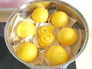 18、金灿灿的黄金南瓜豆沙馒头,醒发好后，冷水开火，等开锅后，继续大火蒸20分钟，时间到了，关火再焖蒸3分钟，立即移开锅盖，当心不要将锅盖上的水蒸汽掉到馒头上，否则馒头脸就成坑洼不平的了