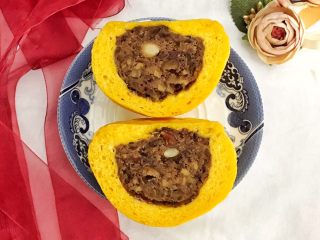 20、金灿灿的黄金南瓜豆沙馒头,切开看看，皮薄馅儿足，吃到干果和葡萄干时，好过瘾啊，自己包的就是实在啊