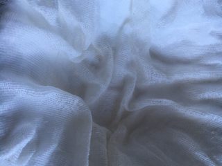 1、家庭版奶油奶酪,准备一块纱布垫在碗里