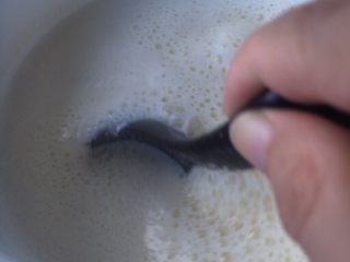 5、家庭版奶油奶酪,先大火边搅拌边煮沸